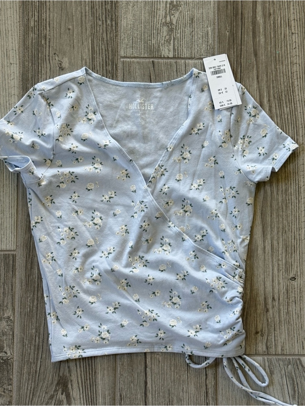 Hollister women’s Light Blue Floral Wrap Short Sleeve crop Top V Neck - small